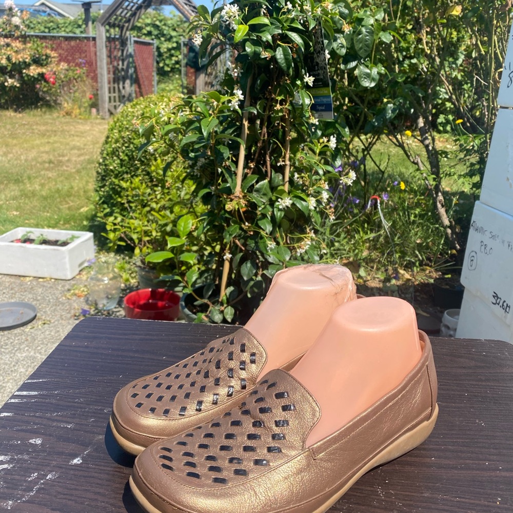 CAPRICHOS Metallic Bronze Leather  (Spain)Loafers Slip On Shoes Size 8.5